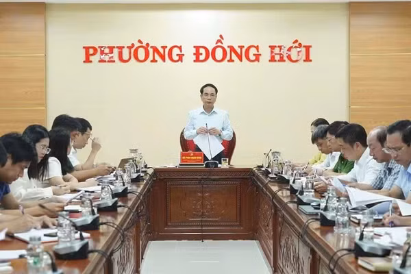 Ông Phan Mạnh Hùng, Bí thư Đảng ủy phường Đồng Hới chủ trì buổi làm việc. Ảnh: Trung tâm DVTH 