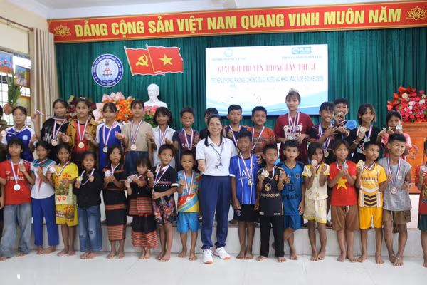 Nhiều học sinh tham gia giải bơi truyền thống và được trao huy chương.