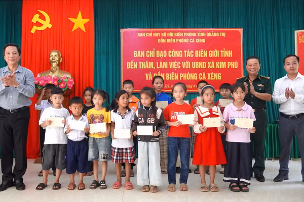 Lãnh đạo UBND tỉnh trao quà đến học sinh khó khăn ở xã Kim Phú.