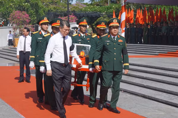 Thủ tướng Lê Minh Hưng di chuyển hài cốt liệt sĩ về khu vực an táng.