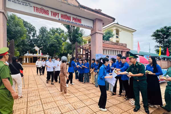 Các lực lượng chung tay hỗ trợ thí sinh người Vân Kiều tham dự kỳ thi.