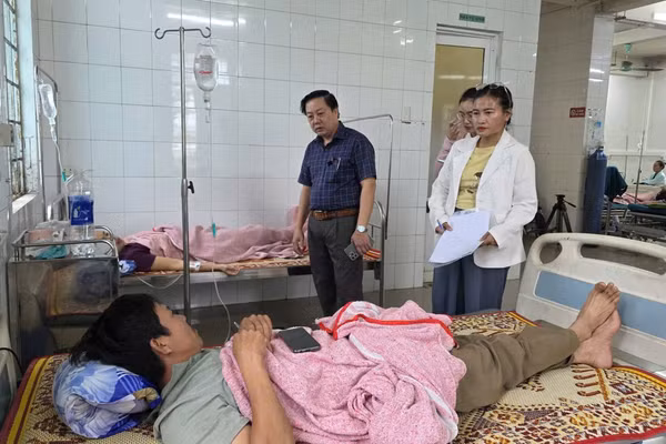 Bệnh nhân có dấu hiệu ngộ độc được đưa vào bệnh viện điều trị.