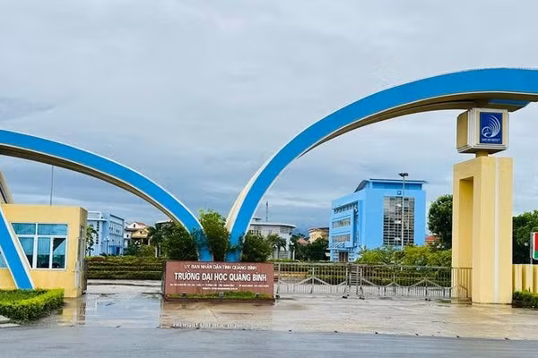 Trường Đại học Quảng Bình đề nghị thành lập Trường THPT Đại học Quảng Bình.