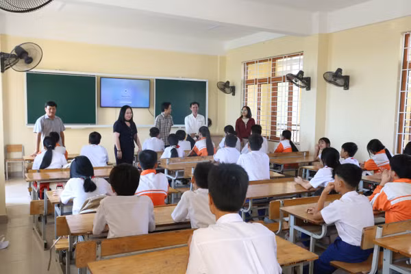 Hàng trăm học sinh tại Phân hiệu Trường THCS Phan Đình Phùng nô nức chuẩn bị khai giảng.