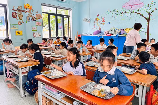 Học sinh Trường Tiểu học Đồng Thuận (Quảng Trị) ăn bán trú tại trường.