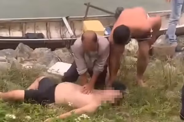 Nạn nhân được đưa vào bờ và sơ cứu ban đầu.