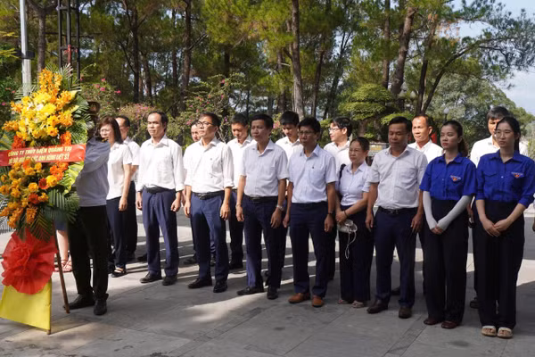 Cán bộ công nhân Công ty Thủy điện Quảng Trị dâng hương tưởng niệm các liệt sĩ.