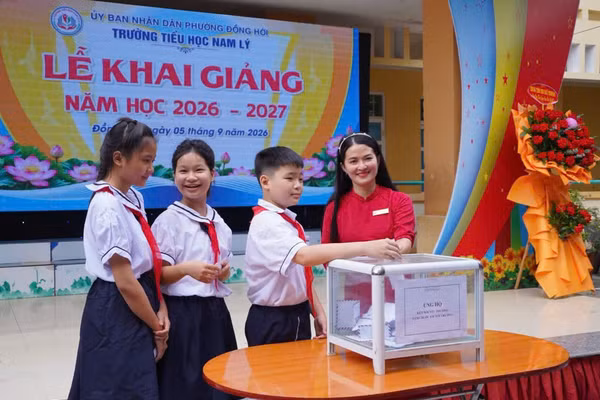 Học sinh các trường ở Quảng Trị chung tay gây quỹ giúp các bạn học có hoàn cảnh khó khăn.