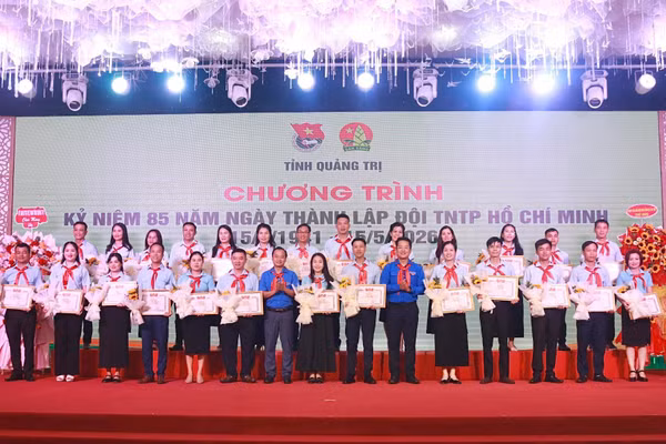 Tỉnh Đoàn trao Bằng khen tuyên dương các giáo viên Tổng phụ trách Đội tiêu biểu.