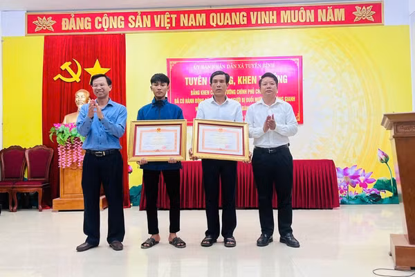 Lãnh đạo Ban Thi đua Khen thưởng tỉnh và xã Tuyên Bình trao Bằng khen của Thủ tướng đến hai cha con.