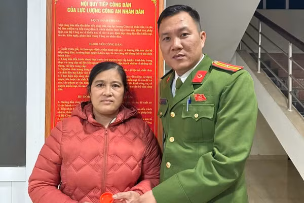 Công an xã Vĩnh Linh bàn giao tài sản cho chủ nhân để quên.