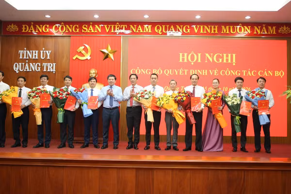 Ông Trần Vũ Khiêm, Phó Bí thư Thường trực Tỉnh ủy trao quyết định điều động các cán bộ. Ảnh: NCS