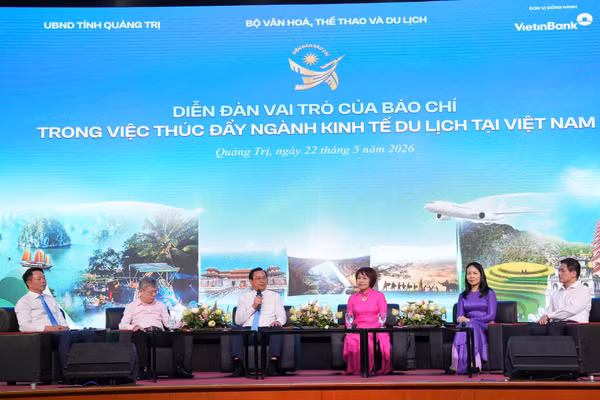 Các đại biểu tham dự trao đổi về việc thúc đẩy ngành kinh tế du lịch phát triển.