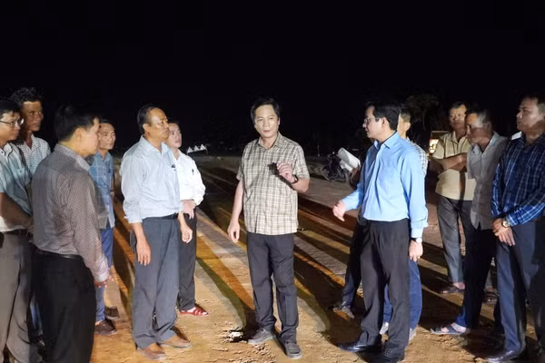 Ông Hoàng Nam, Phó Chủ tịch Thường trực UBND tỉnh kiểm tra tiến độ Dự án Quốc lộ 15D. Ảnh: Tiến Nhất