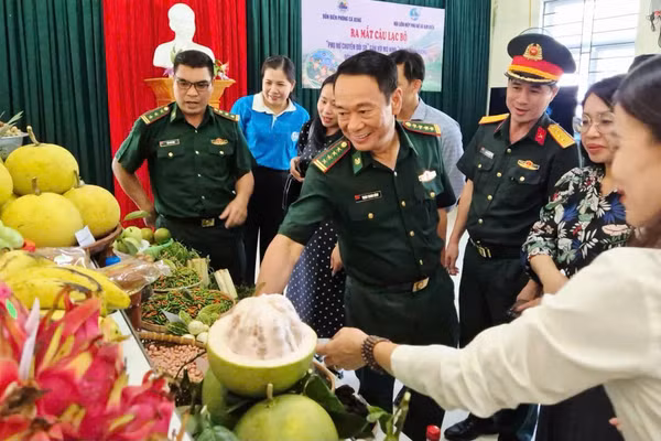 Hội LHPN xã Kim Điền giới thiệu các sản phẩm nông sản đặc trưng của người dân.