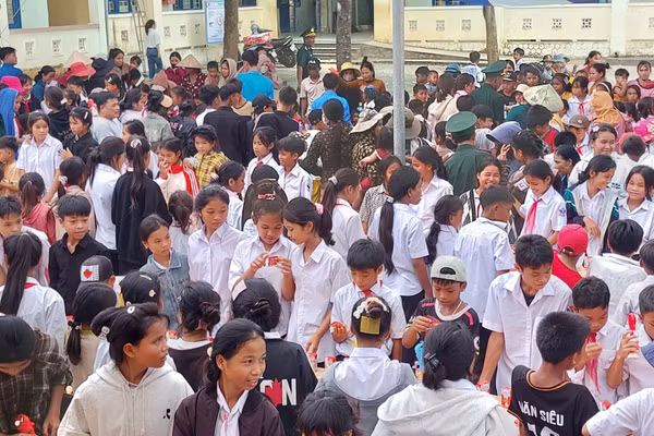 Nhân dân và học sinh tại xã Đakrông, tỉnh Quảng Trị được nhận những phần quà ý nghĩa.