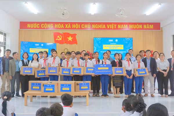 Học sinh được hỗ trợ máy tính để tiếp cận về lập trình và công nghệ số.