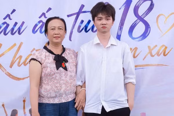 Em Tưởng Quang Minh là học sinh giỏi, vừa đạt điểm 10 môn Lịch sử.