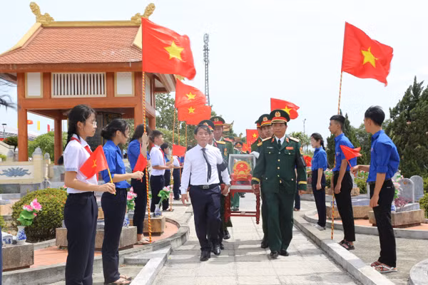 Lãnh đạo tỉnh Quảng Trị và Quân khu 4 di chuyển hài cốt liệt sĩ về khu vực an táng.