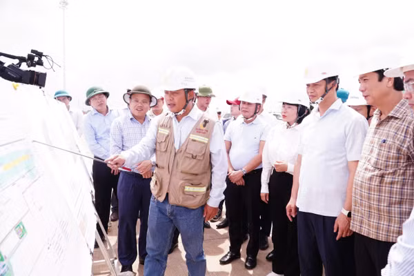 Ông Vương Quốc Tuấn, Bí thư Tỉnh ủy Quảng Trị kiểm tra tại Dự án Đầu tư xây dựng Cảng hàng không Quảng Trị.
