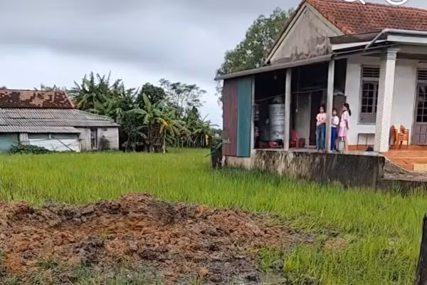 Hố sâu giữa ruộng sau vụ nổ lớn, nghi do bom sót lại.