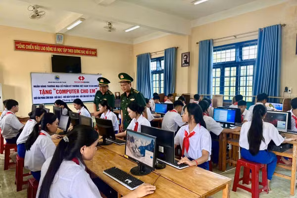 Đồn Biên phòng Cửa khẩu quốc tế Lao Bảo trao tặng 35 bộ máy tính cho Trường TH&THCS Tân Thành.