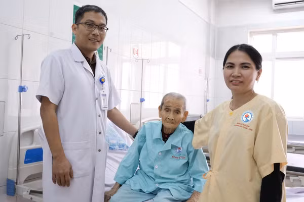 Bà mẹ VNAH Dương Thị Thí được phẫu thuật thay khớp háng bán phần và phục hồi nhanh.