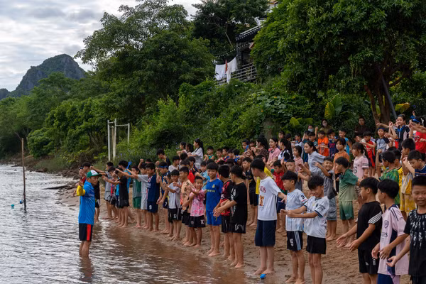 Trẻ em tại xã Phong Nha tham gia lớp dạy bơi miễn phí.
