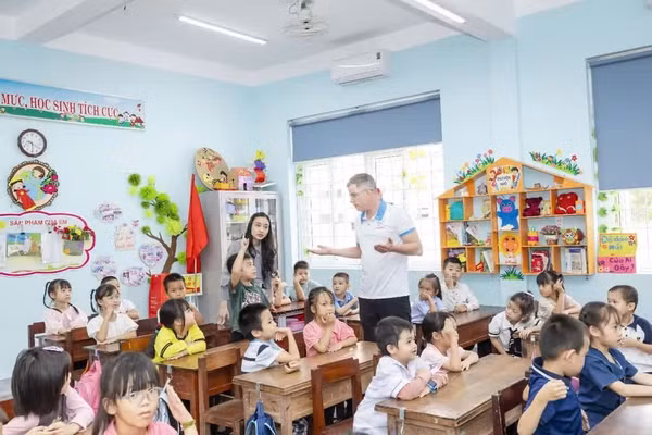Một số trường học ở Quảng Trị tăng cường dạy tiếng Anh có giáo viên nước ngoài.