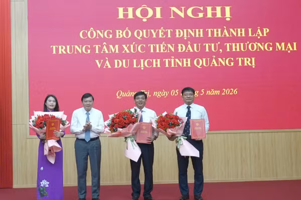 Chủ tịch UBND tỉnh trao quyết định bổ nhiệm lãnh đạo Trung tâm Xúc tiến đầu tư, Thương mại và Du lịch.