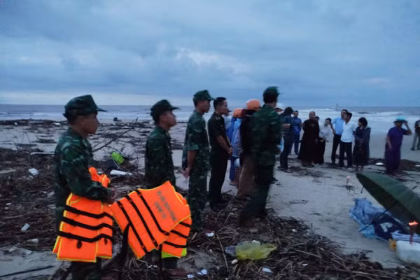 Lực lượng chức năng và người dân có mặt tại hiện trường tìm kiếm học sinh mất tích.