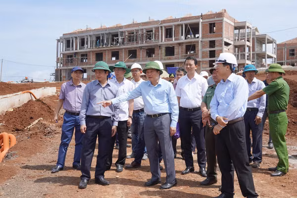 Ông Lê Hồng Vinh - Chủ tịch UBND tỉnh kiểm tra tiến độ xây dựng các trường trên địa bàn. Ảnh: Cổng TTĐT tỉnh Quảng Trị