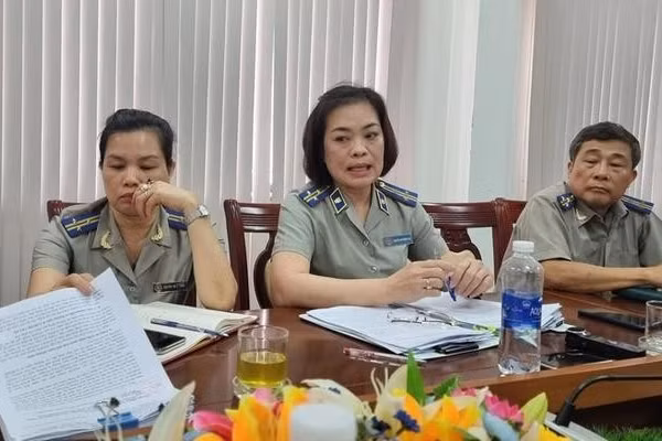Bà Nguyễn Thị Phương Lan (ngồi giữa) bị khởi tố, tạm giam.