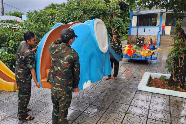 Bộ đội di chuyển các thiết bị dạy học, đồ chơi của trẻ trên đảo Cồn Cỏ.