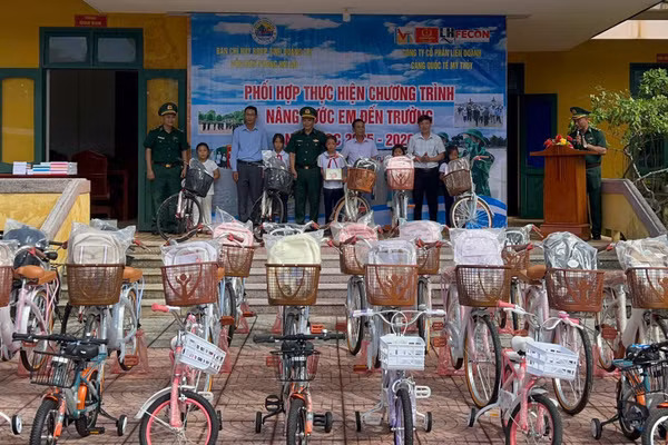 Trao hàng chục xe đạp đến học sinh khó khăn ở vùng biển.