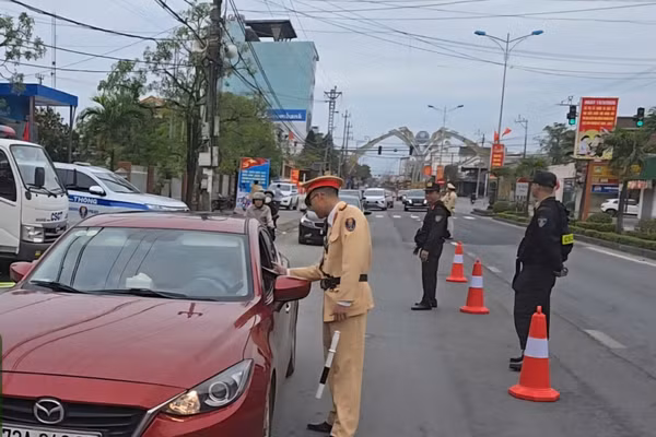 Lực lượng Cảnh sát giao thông Công an tỉnh Quảng Trị đồng loạt ra quân tuần tra, kiểm soát và xử lý vi phạm.