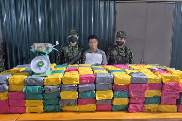 Lực lượng chức năng đấu tranh, thu giữ lượng lớn ma túy. (Ảnh: Hoài Nam)
