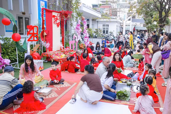Phụ huynh và giáo viên cùng vui Tết cổ truyền với trẻ mầm non.