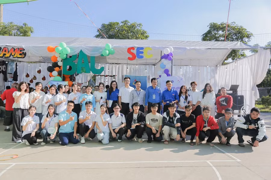 sinh-vien-truong-ngoai-ngu-hao-hung-tham-gia-cac-clb.jpg