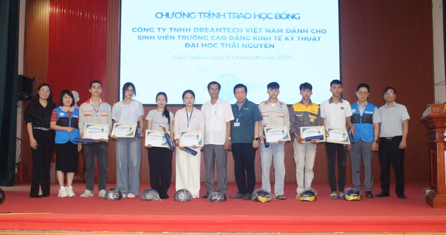 Đại diện doanh nghiệp trao học bổng cho sinh viên.