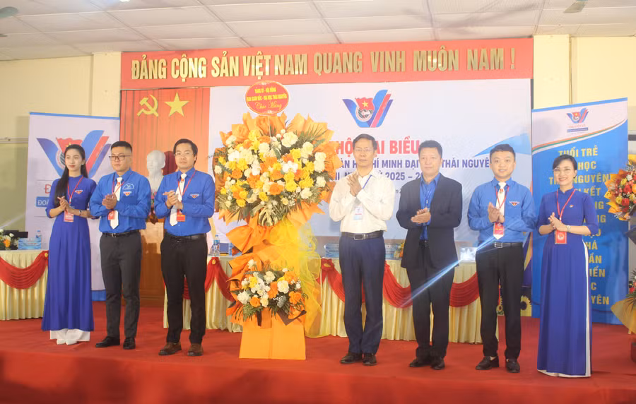 Lãnh đạo Đại học Thái Nguyên tặng hoa chúc mừng Đại hội.