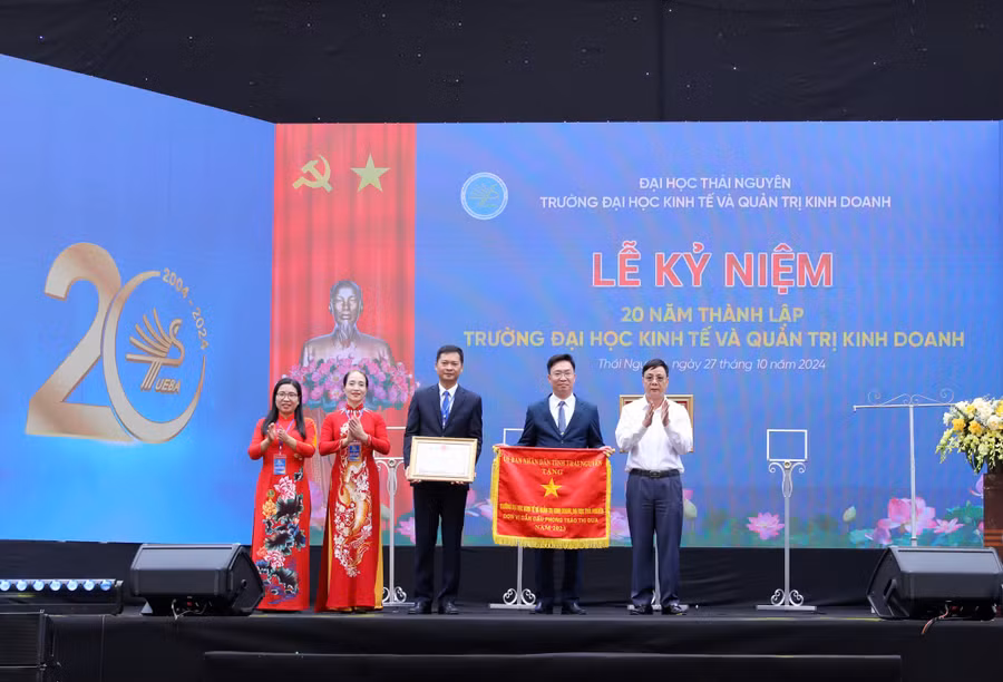 Ông Đặng Xuân Trường - Phó Chủ tịch thường trực UBND tỉnh Thái Nguyên trao cờ thi đua và tặng bằng khen cho nhà trường.