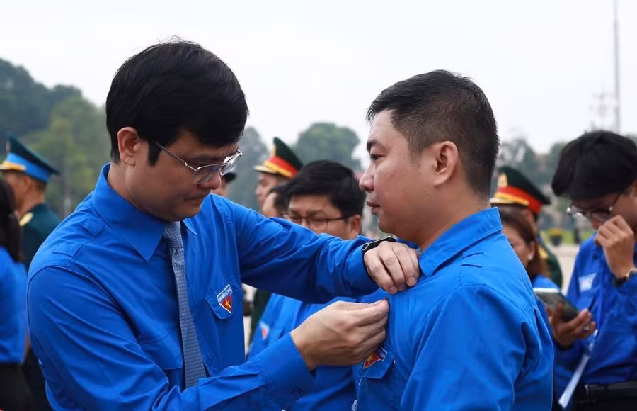 Thầy Vũ Hoài Sơn (bên phải ảnh) nhận huy hiệu Thanh niên tiên tiến làm theo lời Bác.