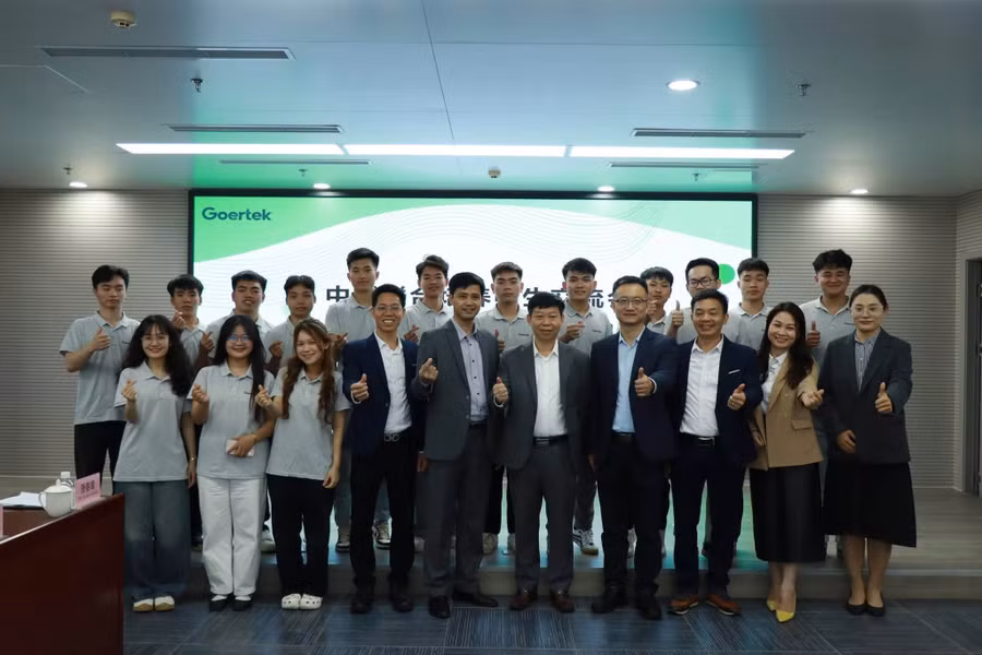 Đại diện lãnh đạo, giảng viên, sinh viên TNUT làm việc với Goertek Việt Nam.