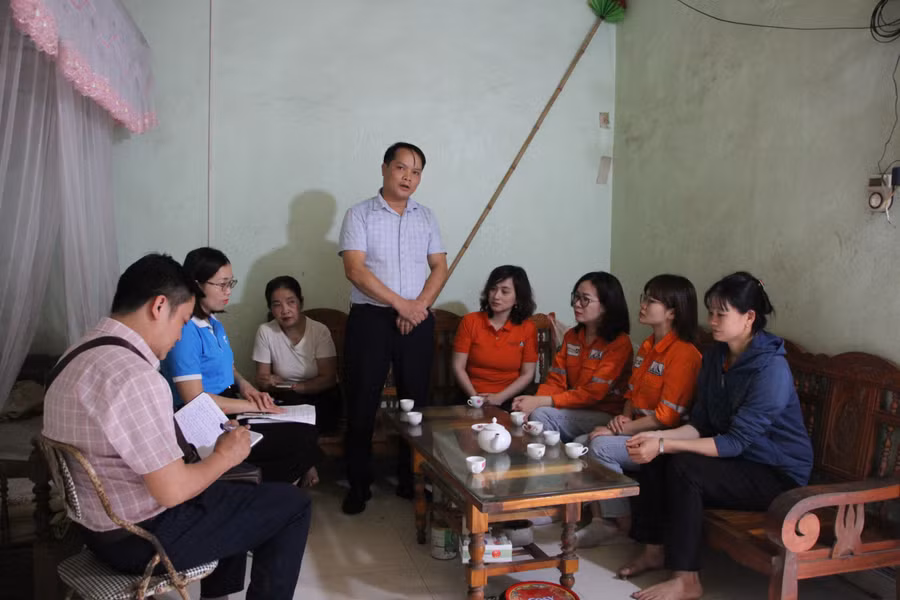 dai-dien-xa-phuc-linh-va-cong-ty-nui-phao-toi-tham-hoi-dong-vien-ho-chi-ninh-thi-thuong.jpg