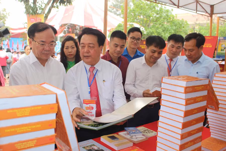 Lãnh đạo Sở Văn hoá Thể thao và Du lịch, Sở Giáo dục và đào tạo, Thư viện tỉnh Thái Nguyên thăm quan gian trưng bày sách.