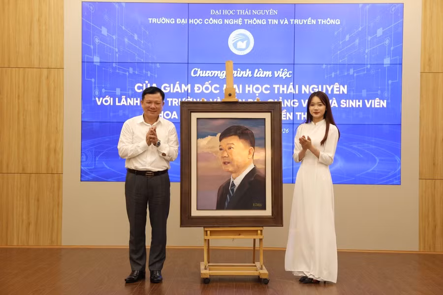 Sinh viên ICTU tặng tranh chân dung PGS.TS Hoàng Văn Hùng, Bí thư Đảng uỷ, Giám đốc Đại học Thái Nguyên.