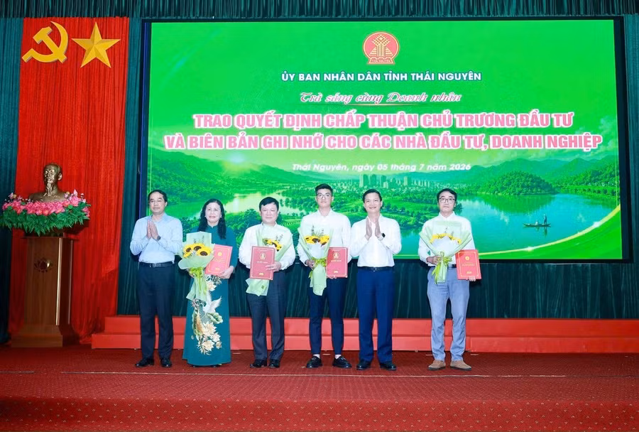 Lãnh đạo tỉnh Thái Nguyên trao Quyết định cho Đại học Thái Nguyên.