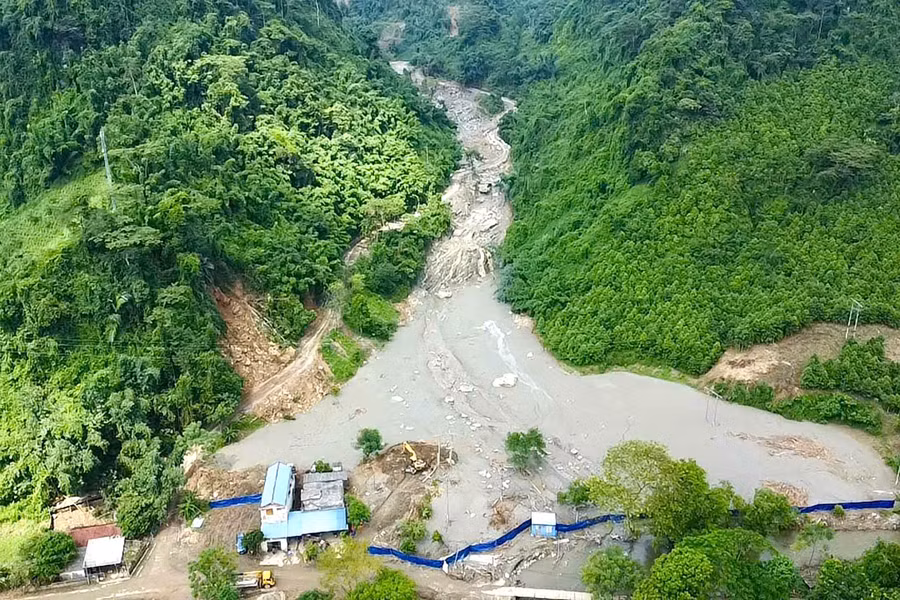 Sau sạt lở, lượng lớn bùn quặng theo dòng nước chảy ra ngoài. (Ảnh: Vân Trường)