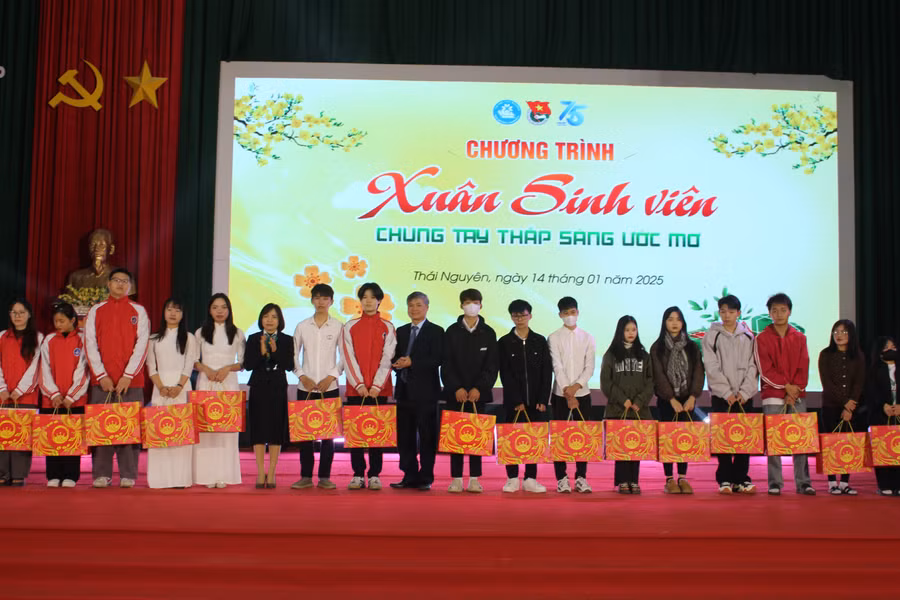 Đại học Thái Nguyên mang tết ấm đến sinh viên có hoàn cảnh khó khăn.